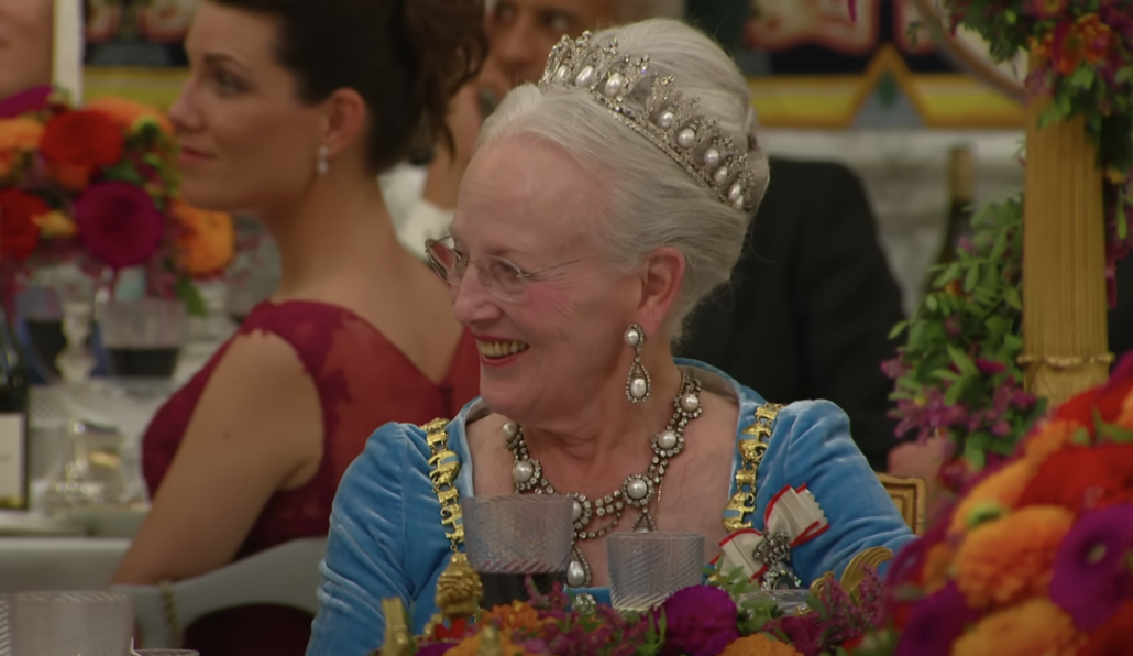 Dronning Margrethe lytter til kronprins Frederiks tale