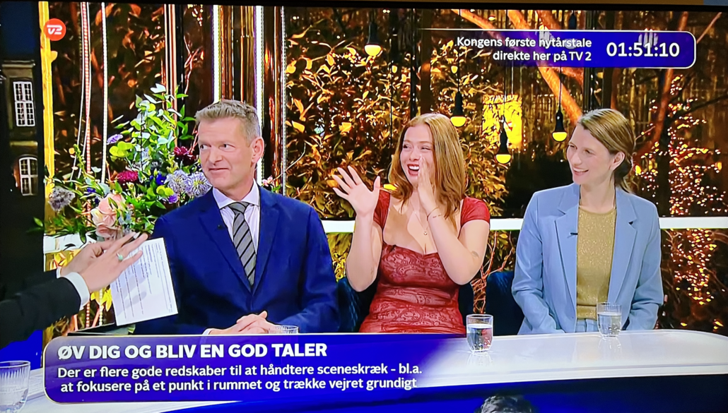 Trine Bitsch er her live på TV2 i anledning af Kong Frederiks første nytårstale.